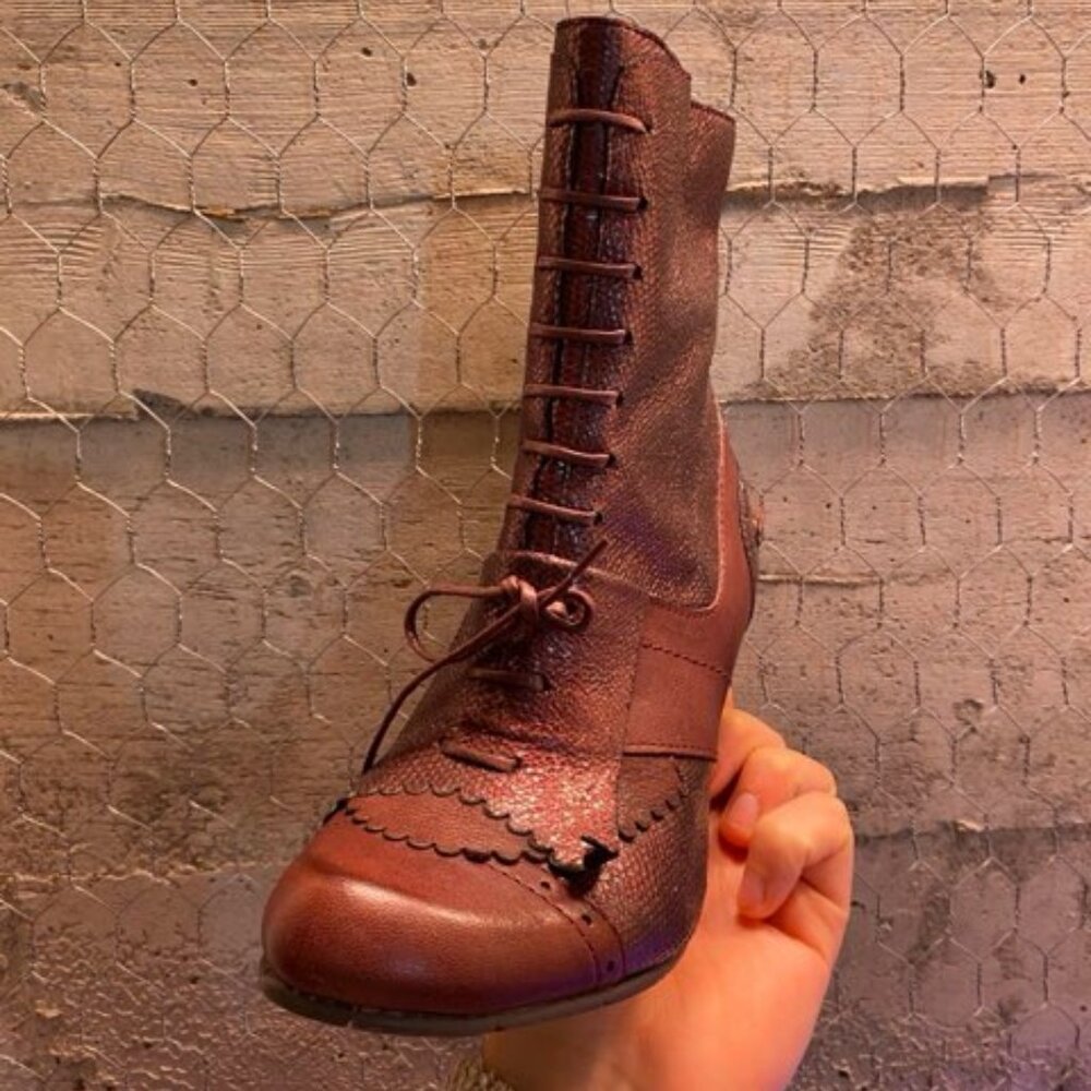 GOLD BUTTON LEATHER HEELED ANKLE BOOT